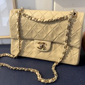 Authentic vintage Chanel leather shoulder bag.